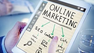 tablet com foto de marketing digital, seo, conteúdos e formação de listas
