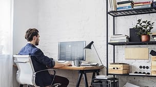 Homem sentado em frente a computador. Como funciona o trabalho home office com marketing de afiliados