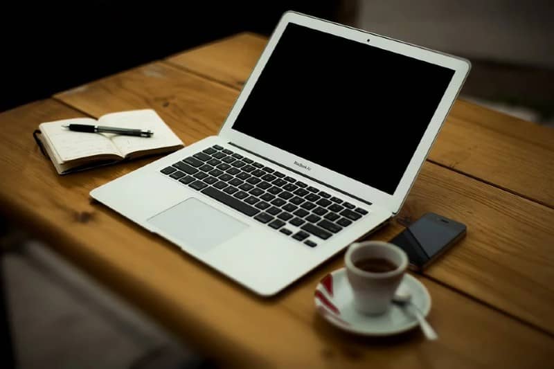 Computador portátil em cima da mesa, trabalho em casa, marketing digital

Descrição gerada automaticamente