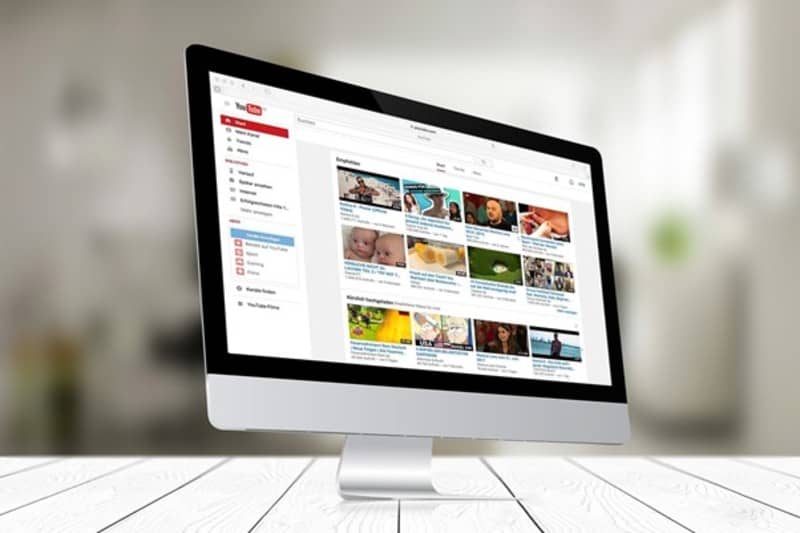 Monitor de computador mostrando tela inicial do YouTube