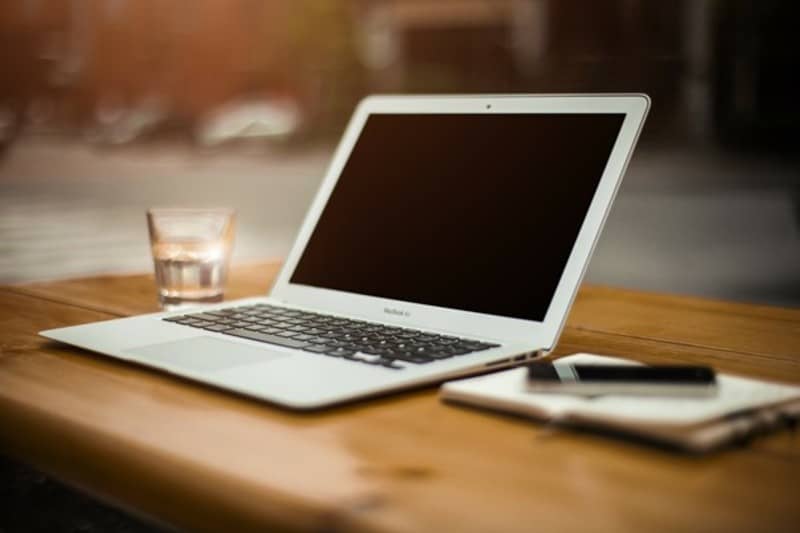 Computador portátil em cima da mesa. 5 dicas para quem quer trabalhar com marketing de afiliado e fazer home office