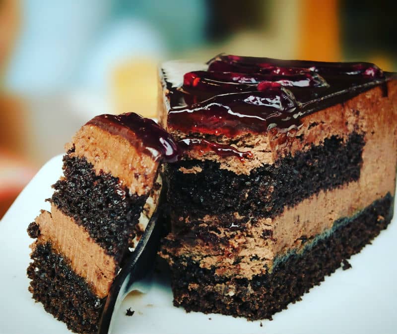 Uma imagem contendo bolo, chocolate, pedaço, fatia

Descrição gerada automaticamente